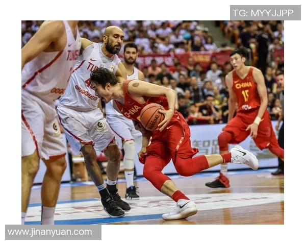 中国男篮红队与蓝队激战正酣展现青春风采与团队精神